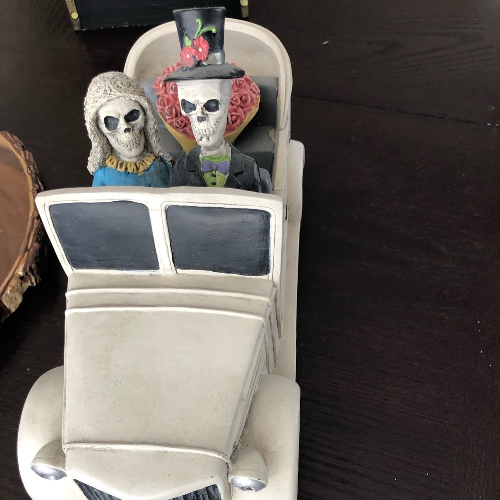 Skull wedding figurine